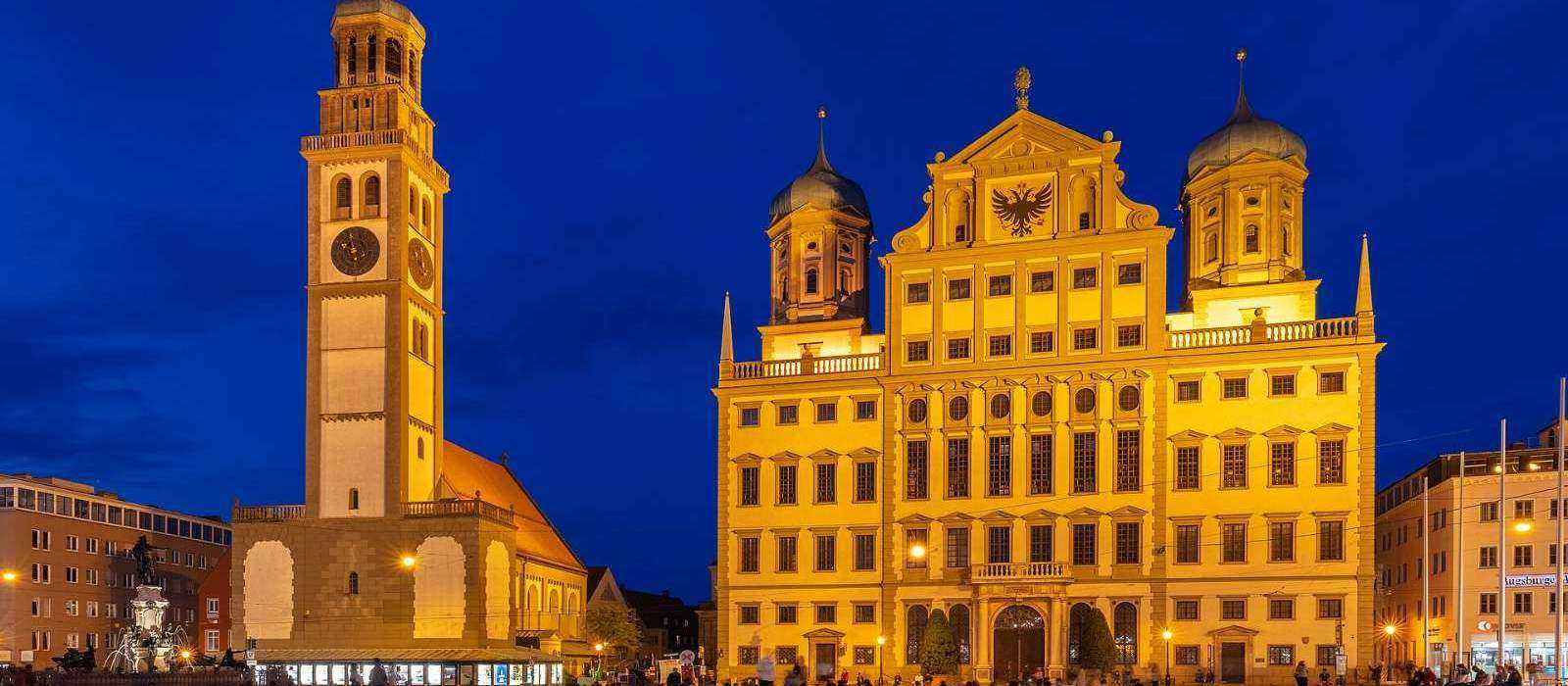 Rathausplatz in Augsburg am Abend