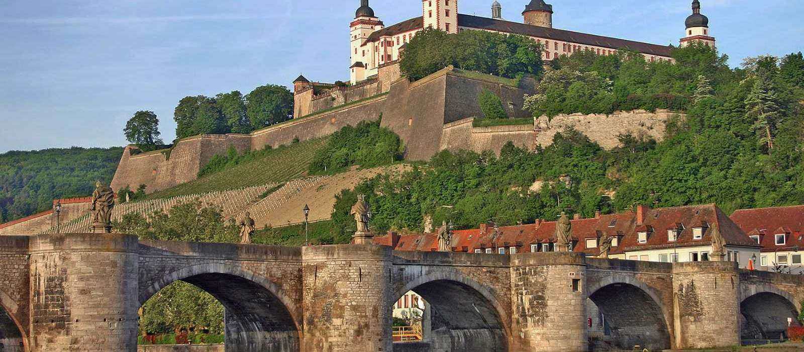 Festung Marienberg und Alte Mainbrücke in Würzburg