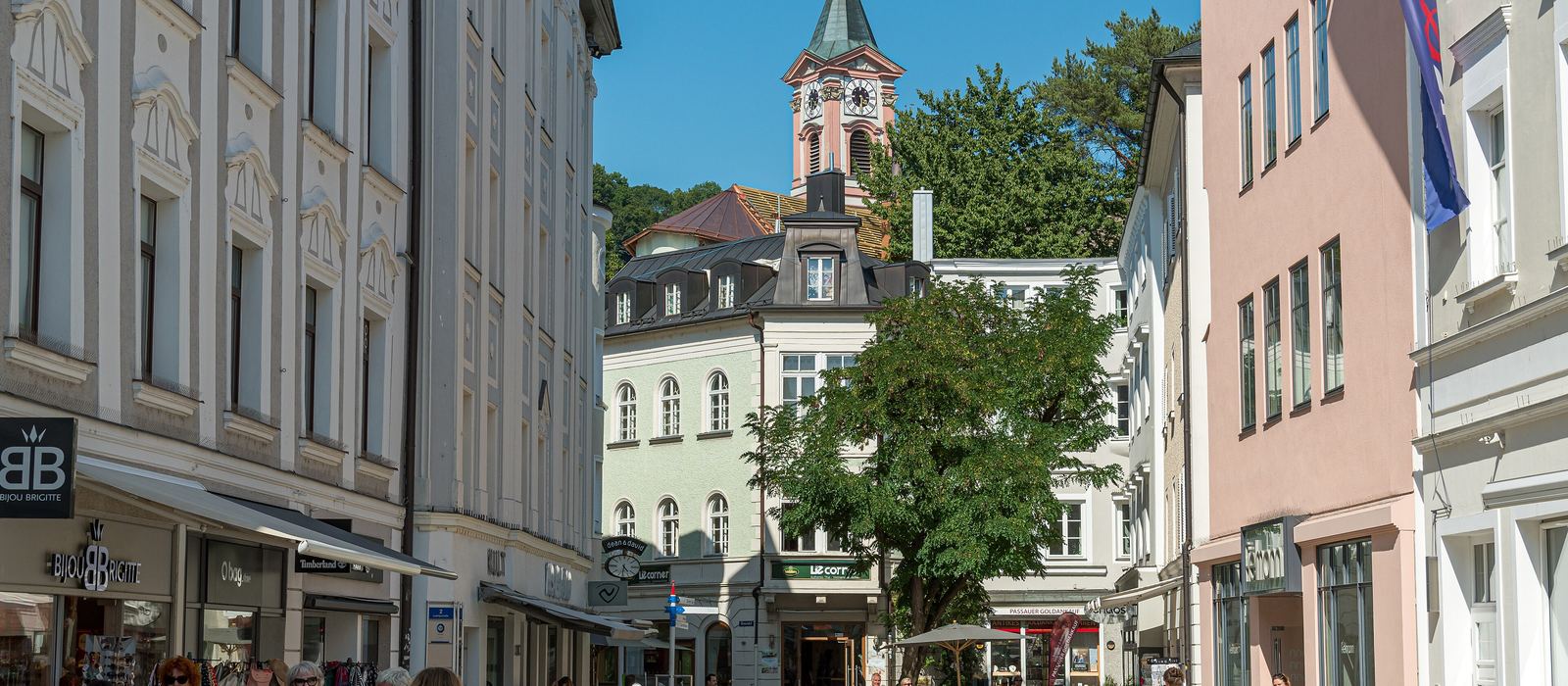 Geschäftshäuser in einer Altstadt-Fußgängerzone