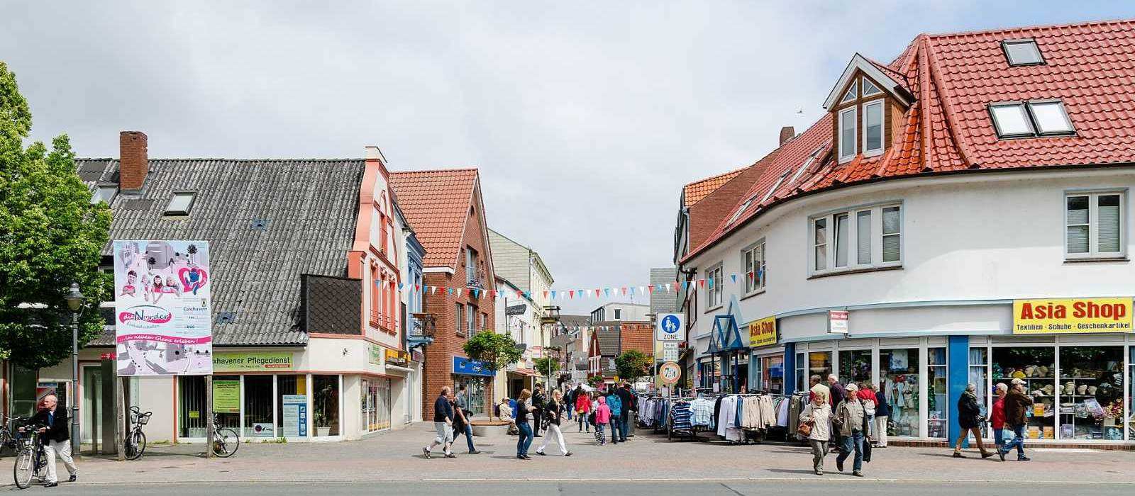 Einkaufsstraße mit Ladengeschäften