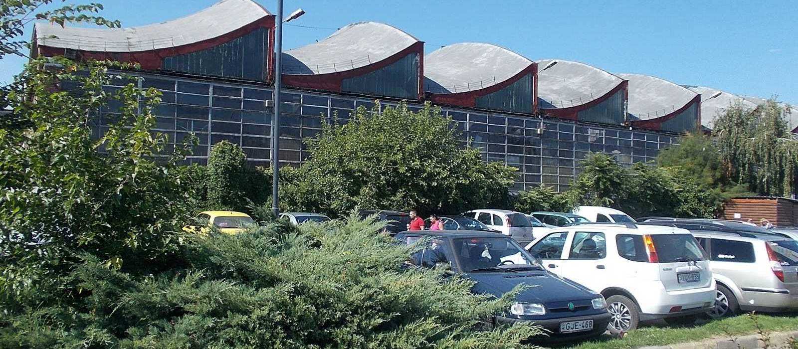Industriehalle mit Sheddach und Parkplatz