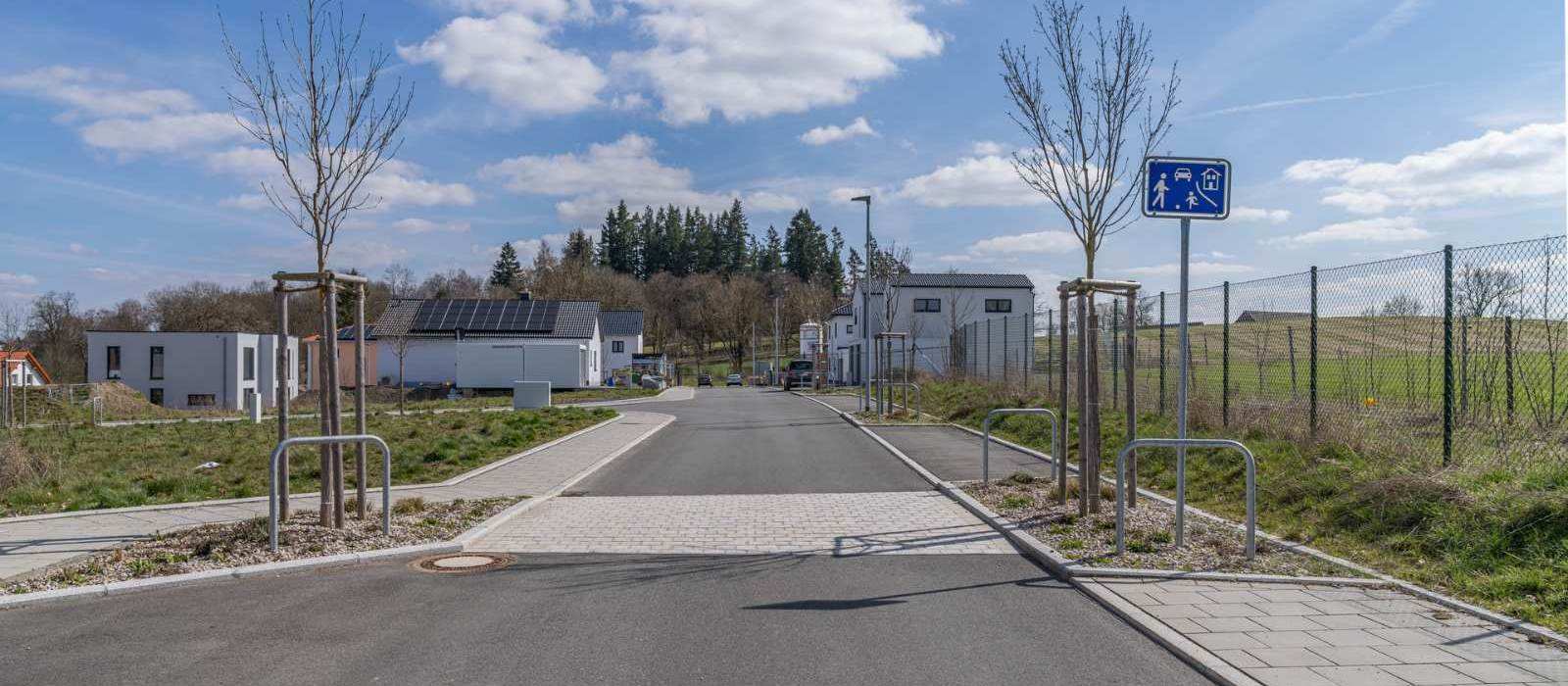 Erschlossenes Neubaugebiet mit unbebauten Grundstücken