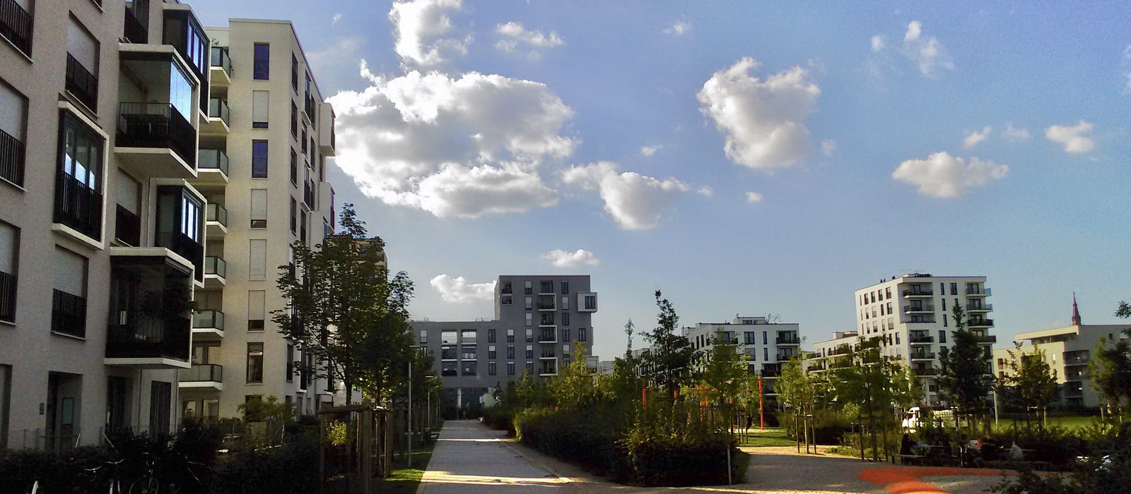 Neubauviertel mit Wohngebäuden und Fußweg