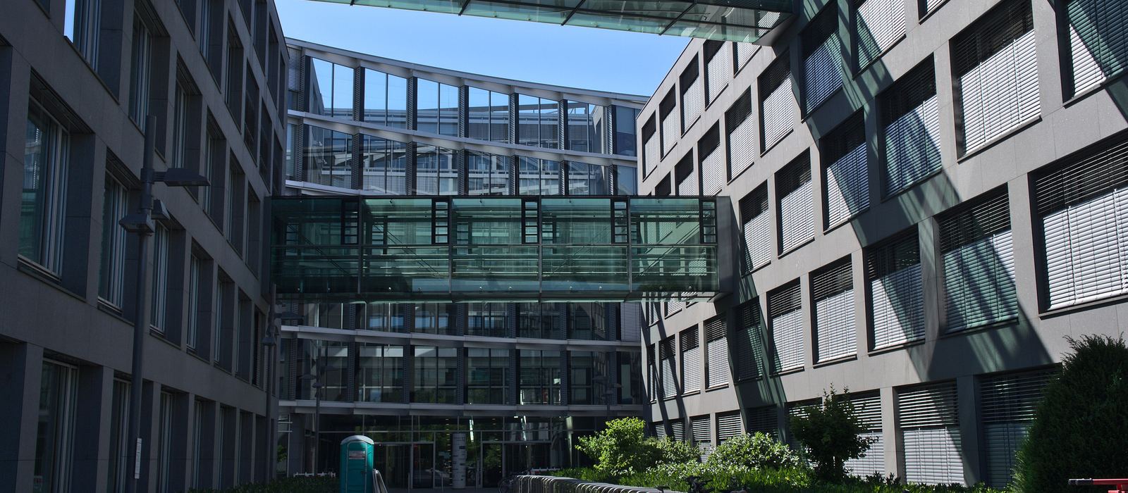Modernes Bürogebäude mit Glasfassade