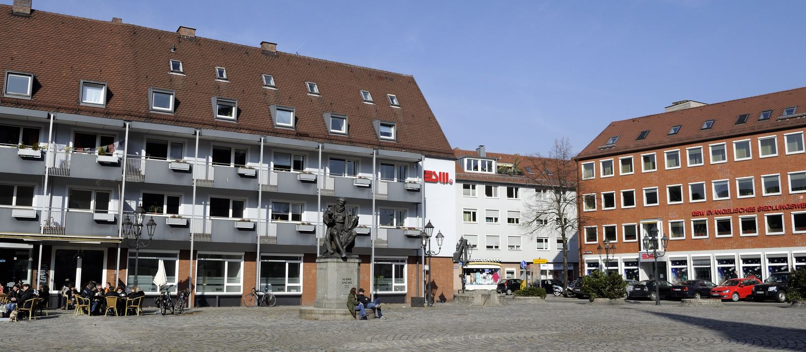 Mehrgeschossige Wohngebäude an einem Platz