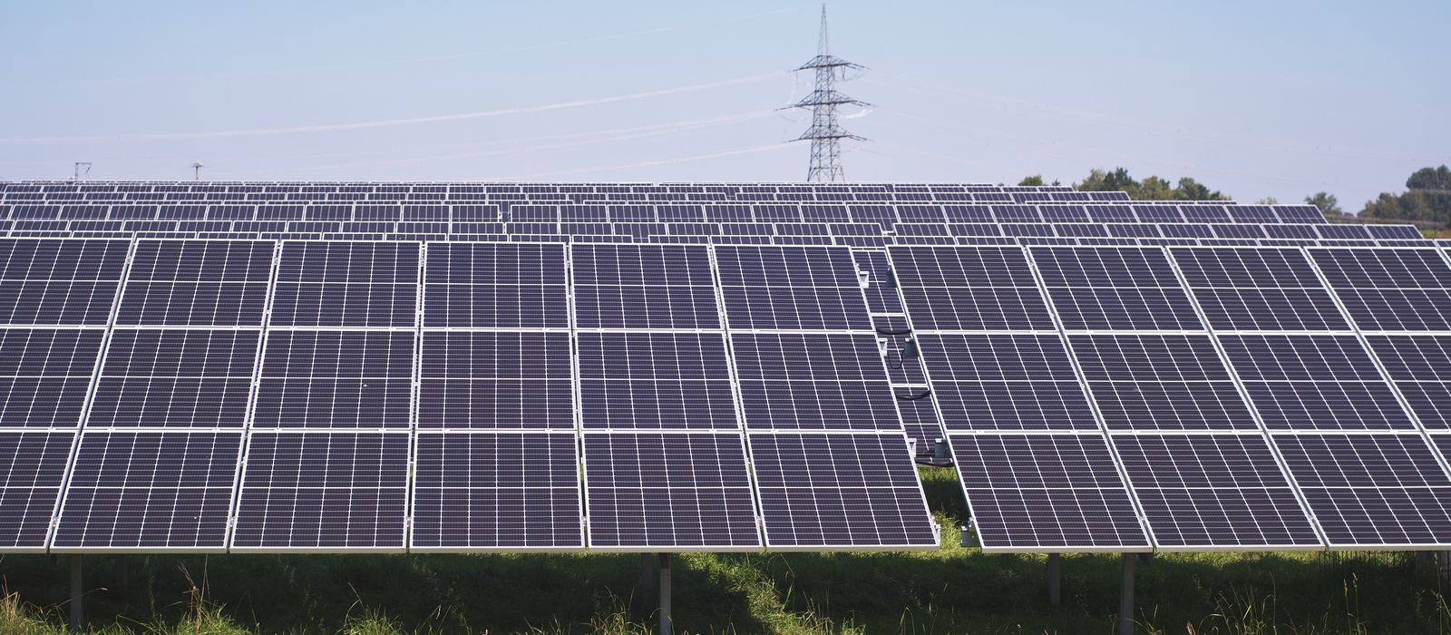 Freiflächen-Photovoltaikanlage mit Solarmodulen