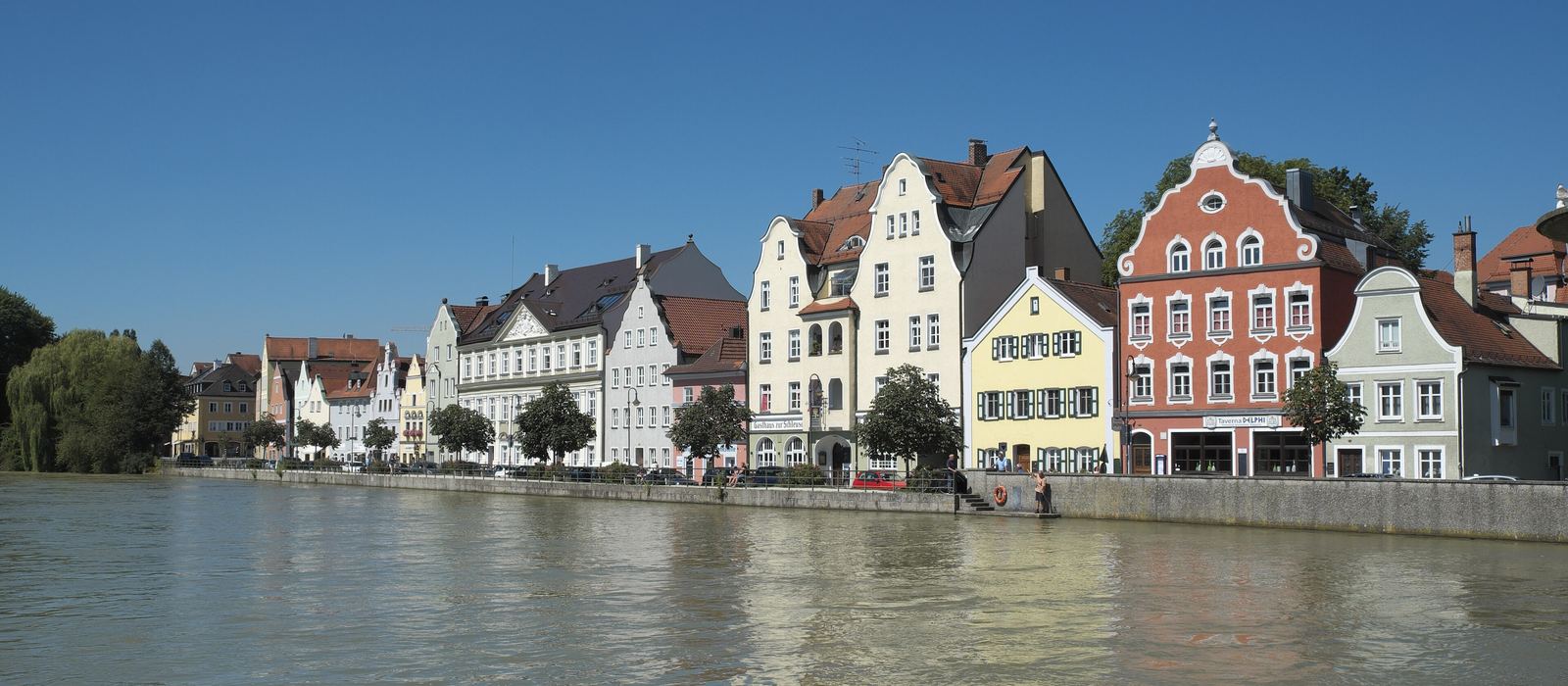 Stadthäuser am Flussufer