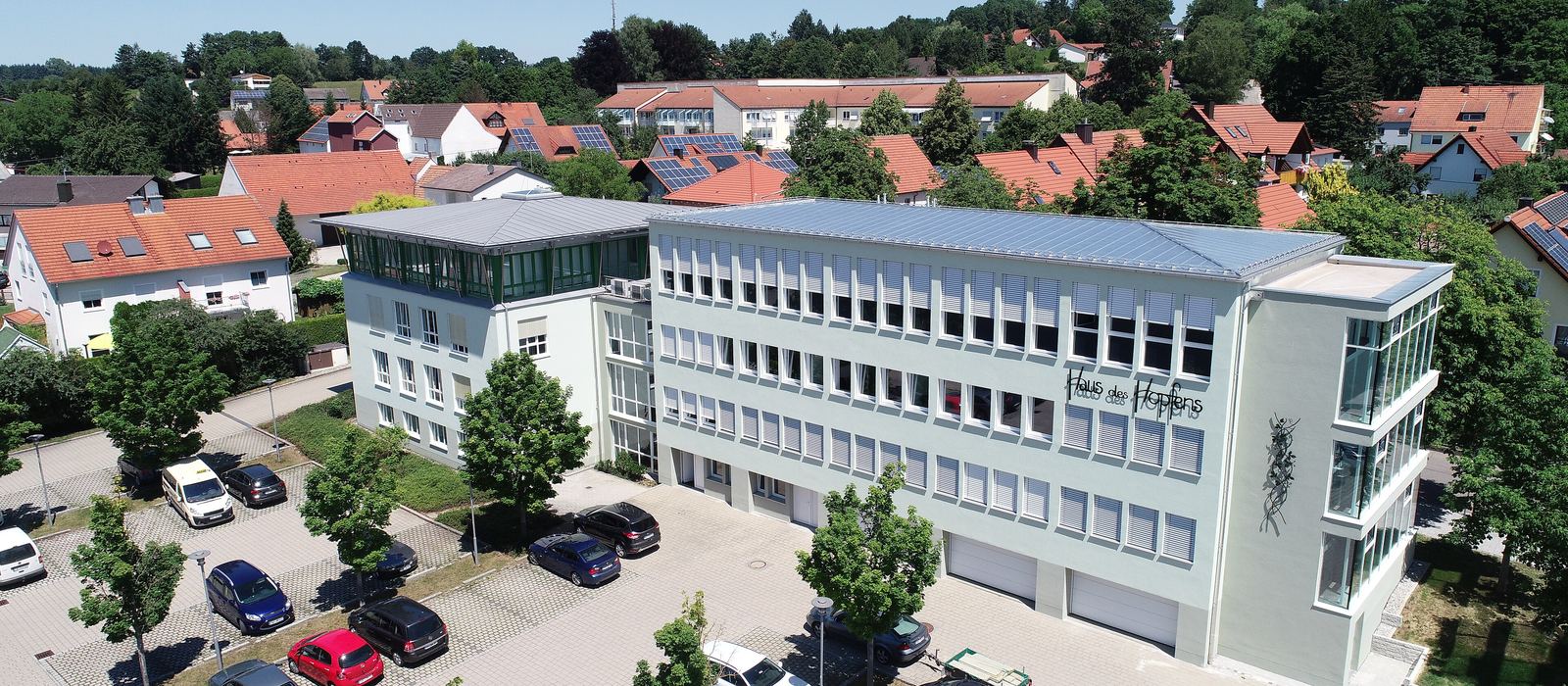 Verwaltungsgebäude mit Parkplatz