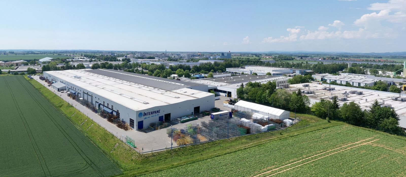 Luftaufnahme einer Gewerbehalle mit Logistikflächen