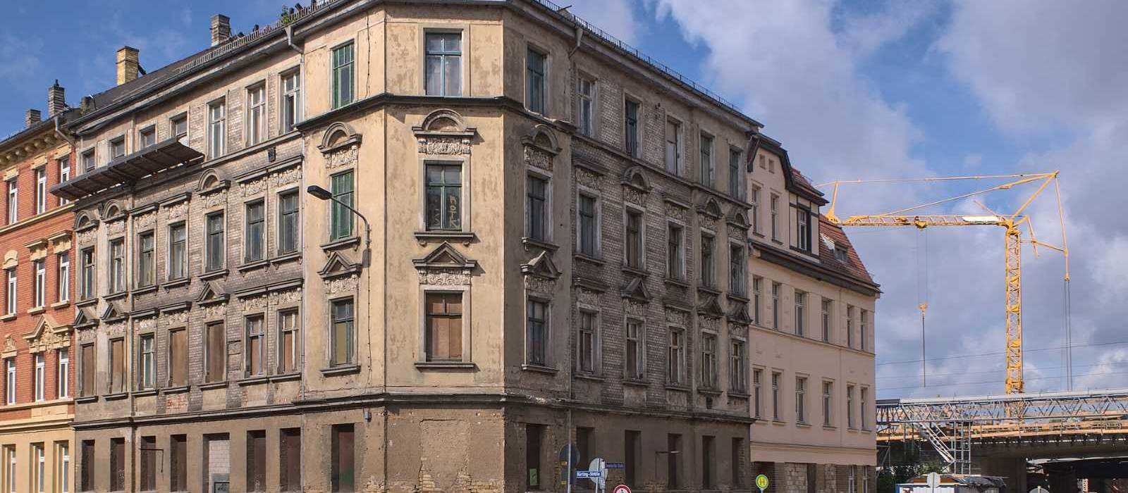 Gründerzeitliches Mehrfamilienhaus an einer Straßenecke
