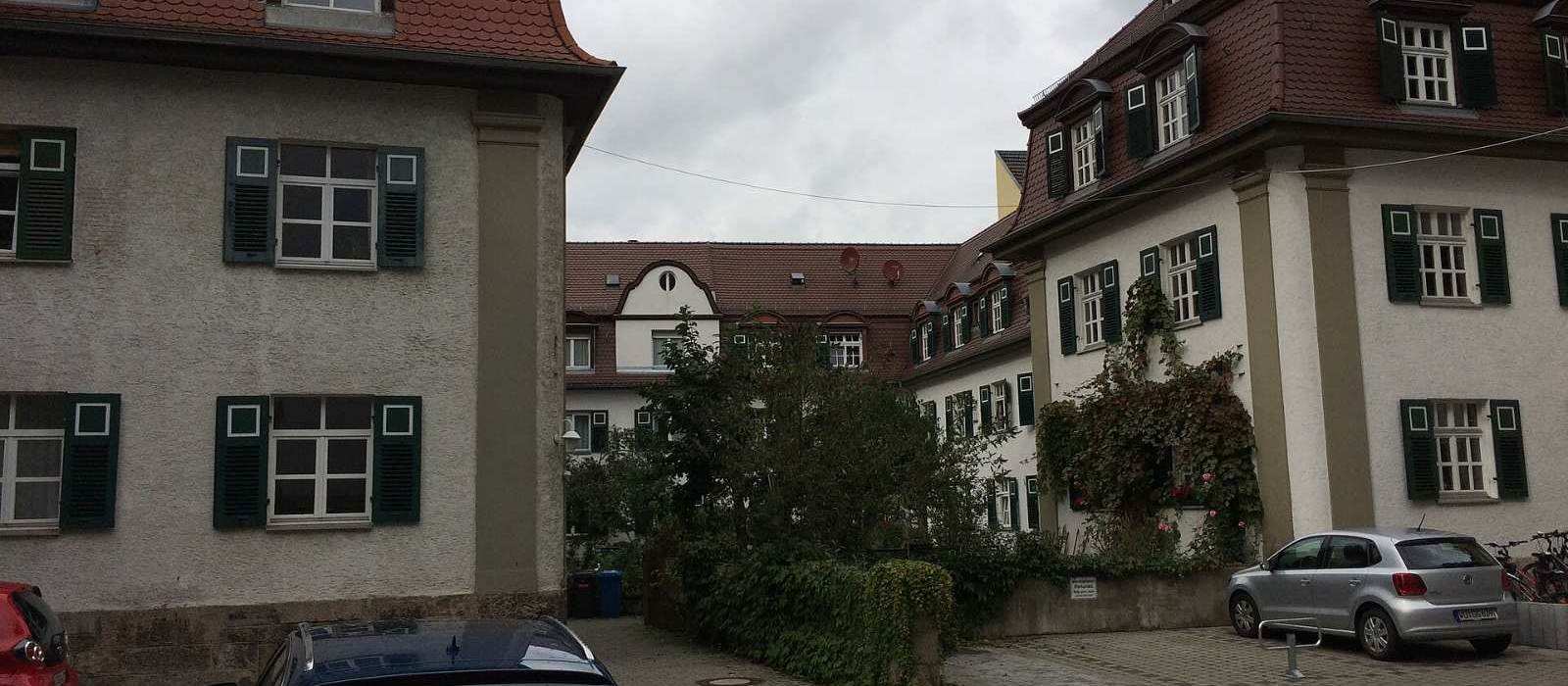 Wohnhäuser in einem Innenhof